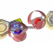 3D-Struktur von I-12 links im Bild im FLAP-Pharmakophormodell und rechts im sEH-Pharmakophormodell, das in der 3D-Bindetasche des Enzyms liegt. Die farbigen Kugeln und Pfeile stellen das Pharmakophormodell dar. Sie codieren für die Aktivität wichtige Wechselwirkungen mit FLAP (links) bzw. sEH (rechts). (Foto: Daniela Schuster)