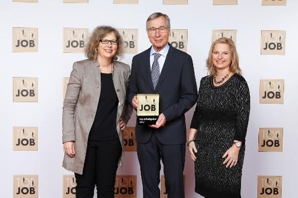 Geschäftsführerin Alexandra Knauer (links) und HR-Verantwortliche Katharina Pohl (rechts) erhalten die Top Job-Auszeichnung von Mentor Wolfgang Clement. (Quelle: www.topjob.de)