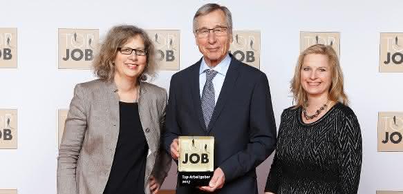 Geschäftsführerin Alexandra Knauer (links) und HR-Verantwortliche Katharina Pohl (rechts) erhalten die Top Job-Auszeichnung von Mentor Wolfgang Clement. (Quelle: www.topjob.de)