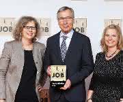 Geschäftsführerin Alexandra Knauer (links) und HR-Verantwortliche Katharina Pohl (rechts) erhalten die Top Job-Auszeichnung von Mentor Wolfgang Clement. (Quelle: www.topjob.de) Geschäftsführerin Alexandra Knauer (links) und HR-Verantwortliche Katharina Pohl (rechts) erhalten die Top Job-Auszeichnung von Mentor Wolfgang Clement. (Quelle: www.topjob.de)