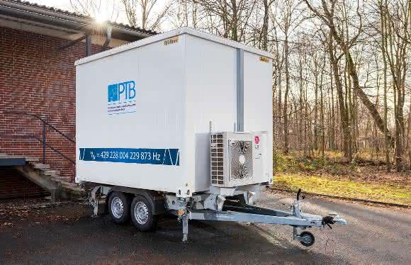 Ein Anhänger, gespickt mit Hightech-Physik: die transportable optische Uhr der PTB. (Abb. PTB)