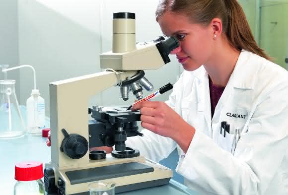 Die neuen Labormarker von edding überzeugen durch ihre hohe Abriebfestigkeit auf allen glatten und durchsichtigen Materialien wie beispielsweise Objektträgern. Die neuen Labormarker von edding überzeugen durch ihre hohe Abriebfestigkeit auf allen glatten und durchsichtigen Materialien wie beispielsweise Objektträgern.