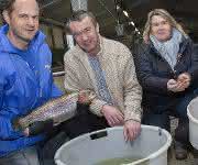 Forschen fürs Forellenfutter: Ralf Bochert, Prof. Hendrik Schubert, Prof. Petra Wolf und Gregor Thum. (Foto: Universität Rostock / Julia Tetzke) Forschen fürs Forellenfutter: Ralf Bochert, Prof. Hendrik Schubert, Prof. Petra Wolf und Gregor Thum. (Foto: Universität Rostock / Julia Tetzke)