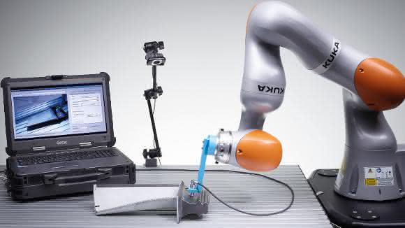 AR-System zur manuellen oder roboterunterstützten Prüfung von Bauteilen oder großen Oberflächen. (© Foto Fraunhofer IZFP) AR-System zur manuellen oder roboterunterstützten Prüfung von Bauteilen oder großen Oberflächen. (© Foto Fraunhofer IZFP)