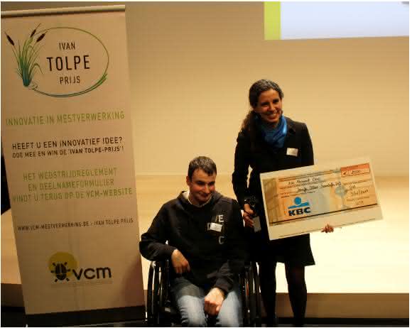 Dr. Jennifer Bilbao nimmt den Ivan Tolpe Award 2017 von Gianni Tolpe entgegen, dem Sohn des 2013 verstorbenen Gülleverarbeitungspioniers, dem der Preis gewidmet ist. (© Foto Flemish Coordination Centre for Manure Processing)