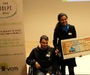 Dr. Jennifer Bilbao nimmt den Ivan Tolpe Award 2017 von Gianni Tolpe entgegen, dem Sohn des 2013 verstorbenen Gülleverarbeitungspioniers, dem der Preis gewidmet ist. (© Foto Flemish Coordination Centre for Manure Processing) Dr. Jennifer Bilbao nimmt den Ivan Tolpe Award 2017 von Gianni Tolpe entgegen, dem Sohn des 2013 verstorbenen Gülleverarbeitungspioniers, dem der Preis gewidmet ist. (© Foto Flemish Coordination Centre for Manure Processing)