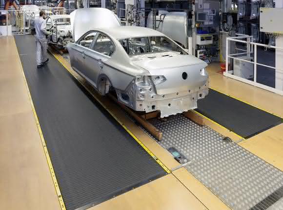 Denimove-Montagebänder im Einsatz bei Volkswagen in Emden als Werker-Mitfahrband. (Foto: Denipro) Denimove-Montagebänder im Einsatz bei Volkswagen in Emden als Werker-Mitfahrband. (Foto: Denipro)