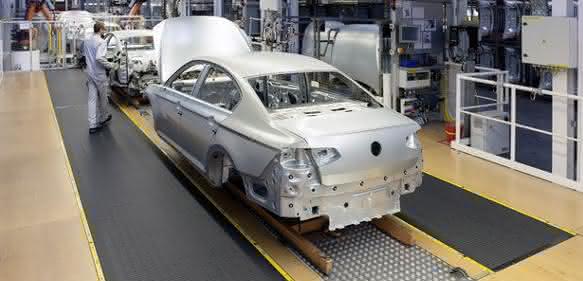 Denimove-Montagebänder im Einsatz bei Volkswagen in Emden als Werker-Mitfahrband. (Foto: Denipro)