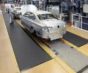 Denimove-Montagebänder im Einsatz bei Volkswagen in Emden als Werker-Mitfahrband. (Foto: Denipro) Denimove-Montagebänder im Einsatz bei Volkswagen in Emden als Werker-Mitfahrband. (Foto: Denipro)