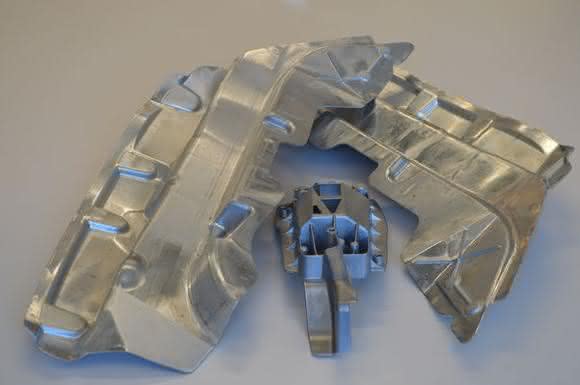 Aluminium-Strukturbauteile werden in der Fertigungslinie von SHL geschliffen, entgratet, gefräst und genietet. (Bild: SHL)