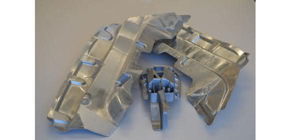 Aluminium-Strukturbauteile werden in der Fertigungslinie von SHL geschliffen, entgratet, gefräst und genietet. (Bild: SHL)