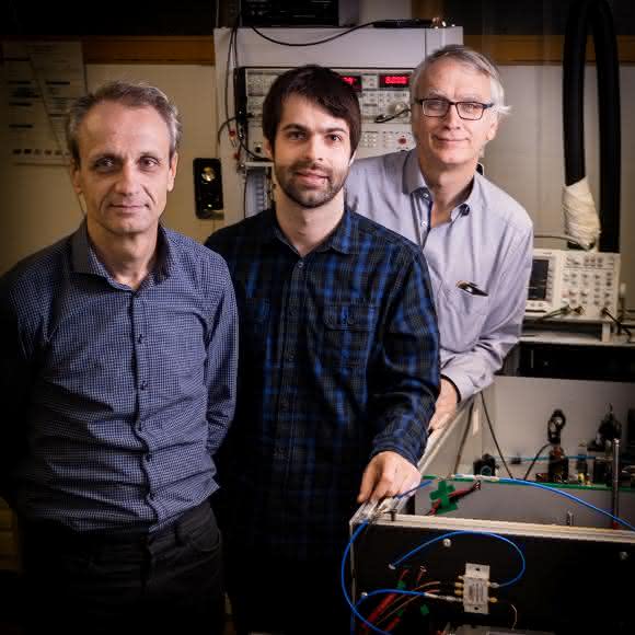 Juraj Darmo, Dominic Bachmann und Karl Unterrainer (von links) im Laserlabor des Photonik Instituts. (Copyright: TU Wien)
