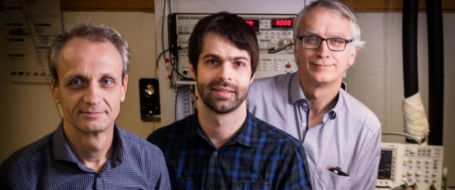 Juraj Darmo, Dominic Bachmann und Karl Unterrainer (von links) im Laserlabor des Photonik Instituts. (Copyright: TU Wien)