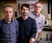 Juraj Darmo, Dominic Bachmann und Karl Unterrainer (von links) im Laserlabor des Photonik Instituts. (Copyright: TU Wien)