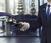 SCHUNK SVH 5-Fingerhand Mensch-Roboter-Kollaboration: Weltweit erster DGUV-zertifizierter Greifer