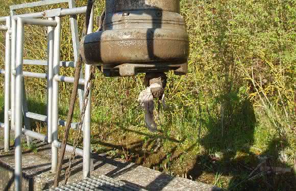 Abwasserpumpe mit Feuchttuch-Zopf