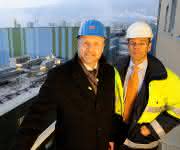 Jürgen Vormann und Dr. Joachim Kreysing blicken auf ein erfolgreiches Geschäftsjahr 2016 zurück. (© 2017 Infraserv GmbH & Co. Höchst KG) Jürgen Vormann und Dr. Joachim Kreysing blicken auf ein erfolgreiches Geschäftsjahr 2016 zurück. (© 2017 Infraserv GmbH & Co. Höchst KG)