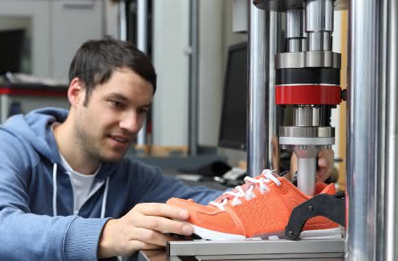 Stoßdämpfungseigenschaften von Laufschuhen prüfen Zwick Tischprüfmaschine