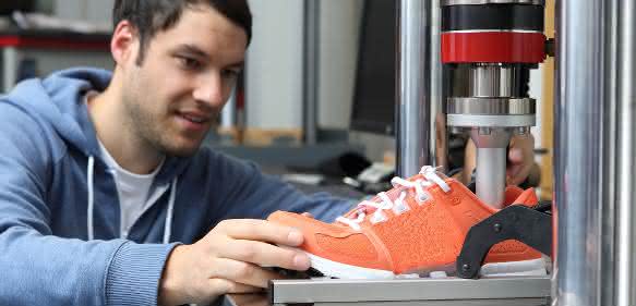 Stoßdämpfungseigenschaften von Laufschuhen prüfen Zwick Tischprüfmaschine