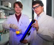 Fabian Zechmeister (links) und Maximilian Raab demonstrieren die Fluoreszenz einer Perylenbisimidlösung. (Copyright: TU Wien) Fabian Zechmeister (links) und Maximilian Raab demonstrieren die Fluoreszenz einer Perylenbisimidlösung. (Copyright: TU Wien)