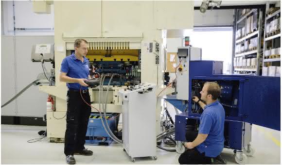 Techniker bei Arnold Umformtechnik Arnold Umformtechnik bündelt Kompetenzen