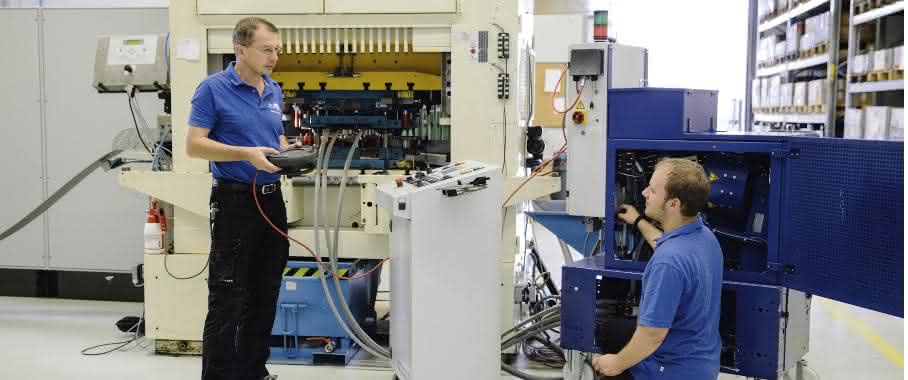 Techniker bei Arnold Umformtechnik Arnold Umformtechnik bündelt Kompetenzen