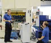 Techniker bei Arnold Umformtechnik Arnold Umformtechnik bündelt Kompetenzen