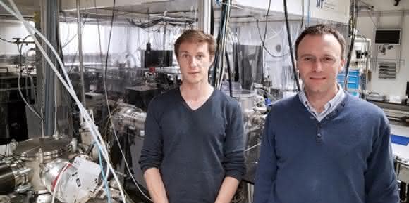 Haben einen Weg gefunden, um ultraschnelle Prozesse im Labor zu untersuchen: die ETH-Forscher Yoann Pertot und Hans Jakob Wörner. (Bild: ETH Zürich / Florian Meyer)