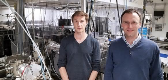 Haben einen Weg gefunden, um ultraschnelle Prozesse im Labor zu untersuchen: die ETH-Forscher Yoann Pertot und Hans Jakob Wörner. (Bild: ETH Zürich / Florian Meyer) Haben einen Weg gefunden, um ultraschnelle Prozesse im Labor zu untersuchen: die ETH-Forscher Yoann Pertot und Hans Jakob Wörner. (Bild: ETH Zürich / Florian Meyer)
