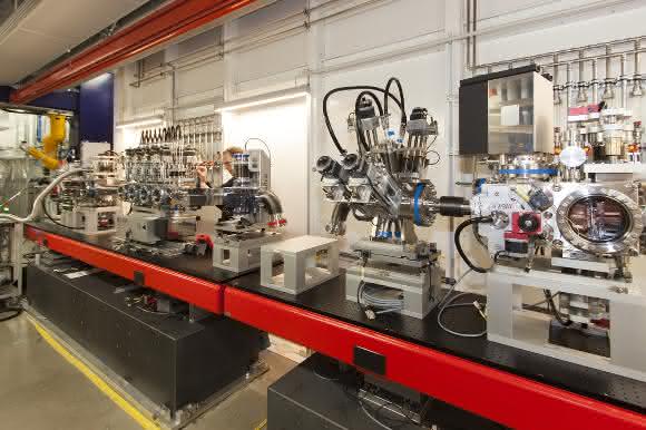 Das FXE-Instrument, das derzeit in seiner Experimentierhütte montiert wird, wird die Untersuchung ultraschneller Prozesse ermöglichen, zu denen beispielsweise entscheidende Zwischenschritte bei chemischen Reaktionen zählen.