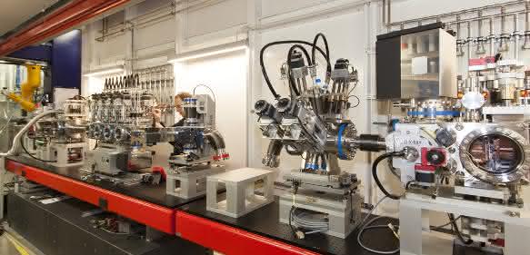 Das FXE-Instrument, das derzeit in seiner Experimentierhütte montiert wird, wird die Untersuchung ultraschneller Prozesse ermöglichen, zu denen beispielsweise entscheidende Zwischenschritte bei chemischen Reaktionen zählen. Das FXE-Instrument, das derzeit in seiner Experimentierhütte montiert wird, wird die Untersuchung ultraschneller Prozesse ermöglichen, zu denen beispielsweise entscheidende Zwischenschritte bei chemischen Reaktionen zählen.