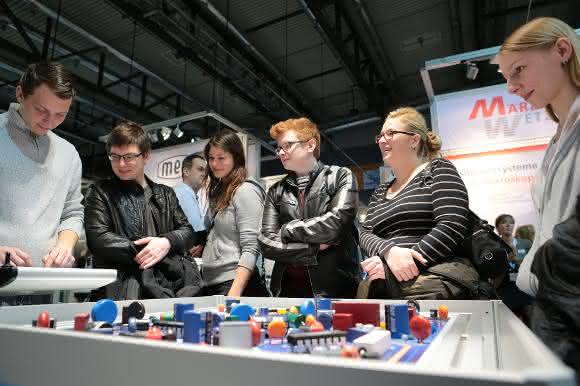 Schüler und Studenten auf der W3+ FAIR