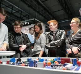 Schüler und Studenten auf der W3+ FAIR