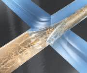 Durch die hydrodynamische Fokussierung mit Hilfe seitlicher Wasserstrahlen verknäulen sich die Proteinfibrillen zu einer Mikrofaser (Bild: DESY/Eberhard Reimann).