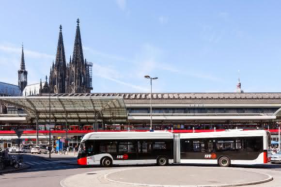 Batteriebetriebener Gelenkbus mit Akasol-Batteriesystemen