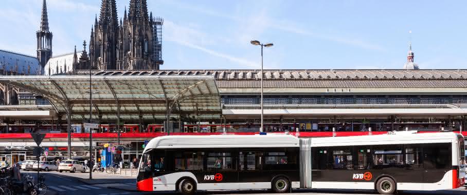 Batteriebetriebener Gelenkbus mit Akasol-Batteriesystemen
