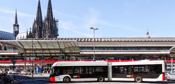 Batteriebetriebener Gelenkbus mit Akasol-Batteriesystemen