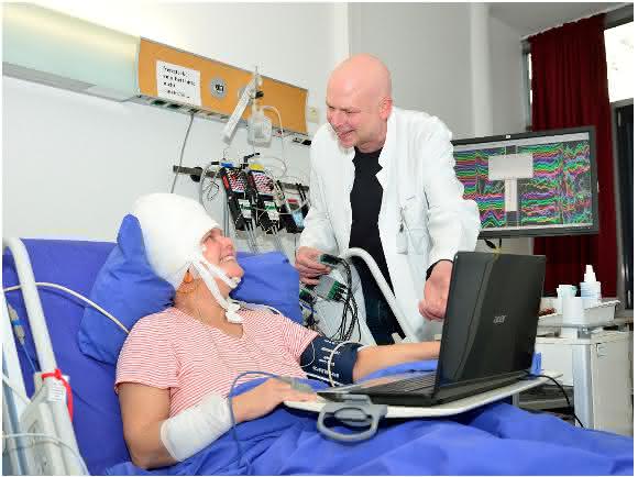 Prof. Dr. Dr. Florian Mormann von der Bonner Uniklinik für Epileptologie mit einer Patientin, die Elektroden implantiert bekommen hat. (© Foto: Rolf Müller / UKB-Ukom)