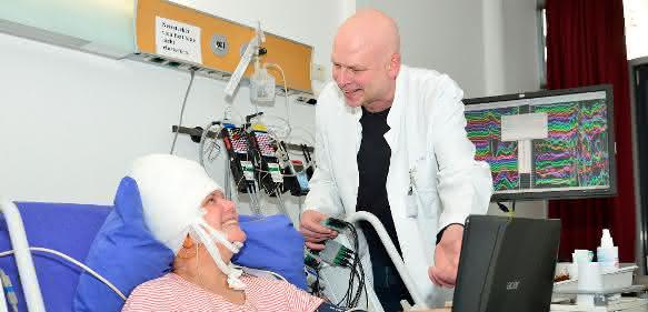Prof. Dr. Dr. Florian Mormann von der Bonner Uniklinik für Epileptologie mit einer Patientin, die Elektroden implantiert bekommen hat. (© Foto: Rolf Müller / UKB-Ukom)