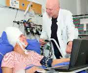Prof. Dr. Dr. Florian Mormann von der Bonner Uniklinik für Epileptologie mit einer Patientin, die Elektroden implantiert bekommen hat. (© Foto: Rolf Müller / UKB-Ukom)