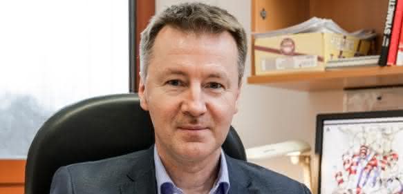 Endlich ist das Protein sauber genug zur Kristallisation. Prof. Dr. Norbert Sträter (links) und Doktorand Konstantin Richter analysieren die Proteinreinheit anhand eines Gels zur Protein-Größenanalyse. (Foto: Universität Leipzig / Christian Hüller)