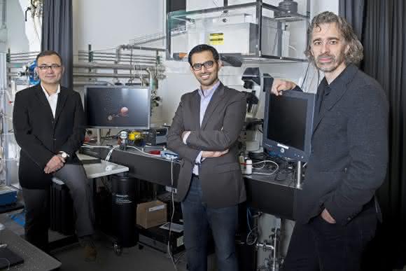 Haben eine Methode entwickelt, mit der sich katalytische Prozesse noch genauer untersuchen lassen (von links): Yasin Ekinci, Waiz Karim und Jeroen van Bokhoven. (Foto: Paul Scherrer Institut / Mahir Dzambegovic)