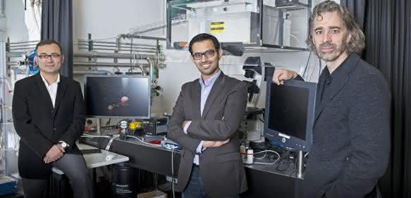 Haben eine Methode entwickelt, mit der sich katalytische Prozesse noch genauer untersuchen lassen (von links): Yasin Ekinci, Waiz Karim und Jeroen van Bokhoven. (Foto: Paul Scherrer Institut / Mahir Dzambegovic)