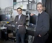 Haben eine Methode entwickelt, mit der sich katalytische Prozesse noch genauer untersuchen lassen (von links): Yasin Ekinci, Waiz Karim und Jeroen van Bokhoven. (Foto: Paul Scherrer Institut / Mahir Dzambegovic)