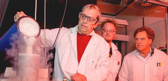 Das Forscherteam Carsten Kötting, Daniel Mann und Klaus Gerwert (von links) bereitet das Messgerät vor. Der Detektor des Spektrometers muss mit flüssigem Stickstoff gekühlt werden. (© RUB, Marquard) Das Forscherteam Carsten Kötting, Daniel Mann und Klaus Gerwert (von links) bereitet das Messgerät vor. Der Detektor des Spektrometers muss mit flüssigem Stickstoff gekühlt werden. (© RUB, Marquard)