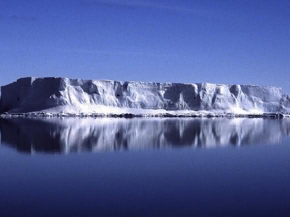 Eisberg im südöstlichen Weddellmeer. (Foto: Dr. Michael Weber) Eisberg im südöstlichen Weddellmeer. (Foto: Dr. Michael Weber)