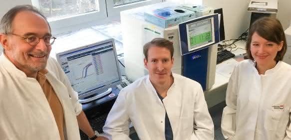 Prof. Dr. Hubert Schorle (links) und Dr. Daniel Nettersheim (Mitte) untersuchen mit der Doktorandin Sina Jostes (rechts) Veränderungen in der Genexpression nach JQ1-Behandlung von Hodenkrebszellen. (© Foto: Simon Schneider / Institut für Pathologie / UKB)