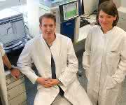 Prof. Dr. Hubert Schorle (links) und Dr. Daniel Nettersheim (Mitte) untersuchen mit der Doktorandin Sina Jostes (rechts) Veränderungen in der Genexpression nach JQ1-Behandlung von Hodenkrebszellen. (© Foto: Simon Schneider / Institut für Pathologie / UKB)