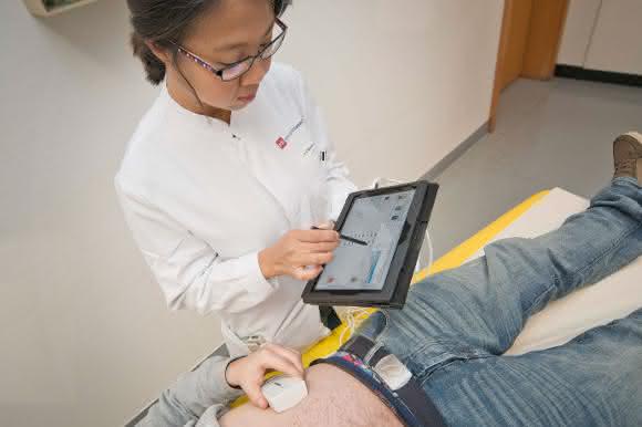 Dr. Rizky Widyaningsih aus dem Team der AVTC demonstriert, wie sich in Zukunft mittels Tablet auch Mikroimplantate steuern lassen sollen, die die Beweglichkeit des Darms im richtigen Takt halten. (Quelle: Markus Schmidt / Universitätsmedizin Mainz)