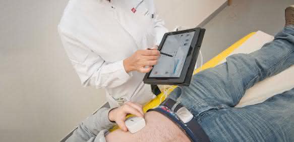 Dr. Rizky Widyaningsih aus dem Team der AVTC demonstriert, wie sich in Zukunft mittels Tablet auch Mikroimplantate steuern lassen sollen, die die Beweglichkeit des Darms im richtigen Takt halten. (Quelle: Markus Schmidt / Universitätsmedizin Mainz)